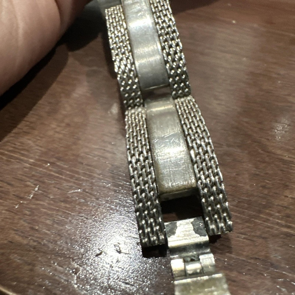 Runs DKNY Women's Silver Toned Bracelet Band Analog Watch Fits Small Wrist 4-5in - Picture 5 of 9
